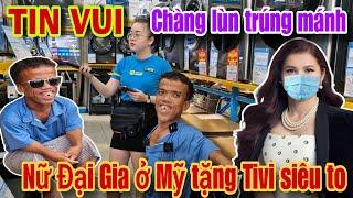 Chàng lùn được tặng tivi siêu to