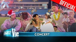 [BTS] Dàn anh trai giao lưu với các em bé trước đêm concert cực dễ thương, WEAN tranh thủ "bán hàng"