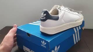 Adidas originals Rod Laver sneakers in white with Navy heel.