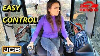 JCB 3CX |  Teaching My Wife How to Control a Backhoe Loader Back-Arm (English, Spanish Subtitles)