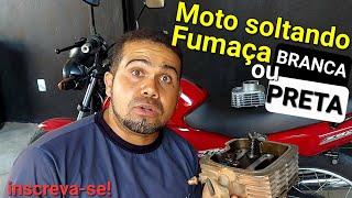 moto soltando fumaça branca ou preta pelo escapamento