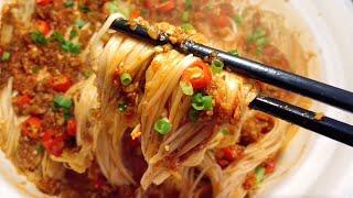 The chef teaches you the home-cooked method of garlic enoki mushrooms, the steps are detailed,