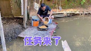 老爸脚受伤了行动不太方便，阿亮接下喂鸡鹅的任务，还加班烘鱼干