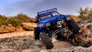 AWESOME RC SCALER - Axial Scx10 + Hilux 4 Door body : Extreme Crawling