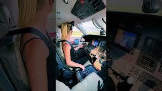 Hot girls Piloti status flying around most landing #pilotlife #flying #girls