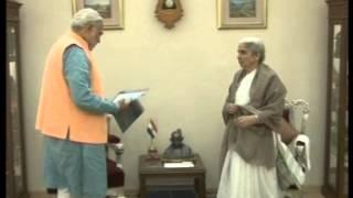 Narendra Modi meets Gujarat Governor to hand over resignation after elections