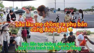 608/lâu lâu mẹ chồng ra phụ bán cũng được ghê,bán liên tục khôngnghĩ buổi trưa tranh thủ lấythêmhàng