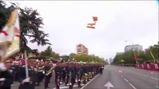 Paracaidista  bandera se engancha en farola