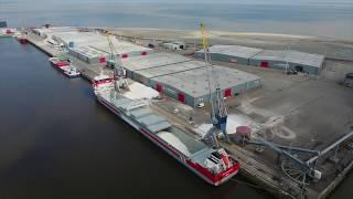 Discharging Easymax vessel Egbert Wagenborg