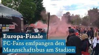 1. FC Köln gegen Mainz 05: Fans begrüßen Mannschaftsbus am RheinEnergieStadion