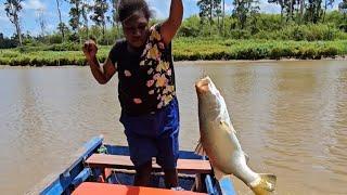 Papuan girl who is good at barramundi fishing || Gadis Papua yang pandai mancing ikan kakap