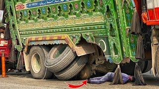 Emergency Repair of 2 Accidentel trucks on the Roadside // Pakistani Trucks