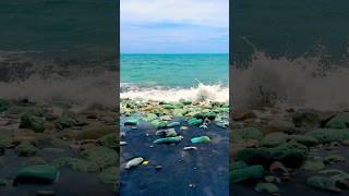 Pantai Batu Biru (Blue Stone Beach) Пляж с черным песком и голубыми камнями