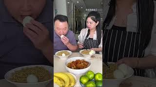 Sprinkle chili peppers in braised pork, stupid husband is so scared that he dares not move