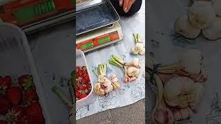 Покупаю у дедушки молодой чеснок по 10 грн кучка