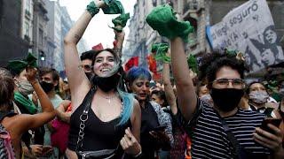 Tras un largo debate, Argentina legaliza el aborto libre por 38 votos a favor y 29 en contra