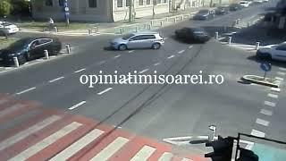 Un sofer a depasit coloana pe contrasens, a ‘ratat’ 2 biciclisti si a facut accident la Timisoara