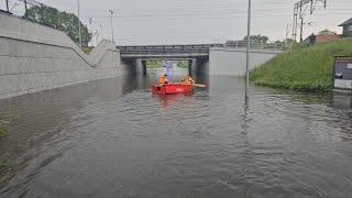 Gniezno po gradobiciu i nawałnicy. Kobieta uwięziona w tonącym samochodzie!