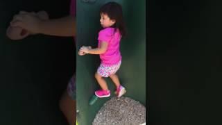 Niña escalando November 8, 2016