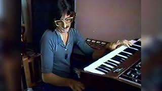 Charly García - Virtuosa improvisación en teclados sobre "Caspa de estrellas", 1982 (Restaurado)