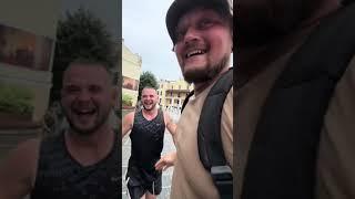 В житті важливо мати друга, який зустрічатиме вас так 