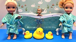 Bath time ! Elsa & Anna toddlers - soap bubbles - Barbie dolls