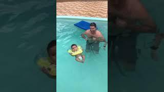 Levi na piscina da chácara primeira vez