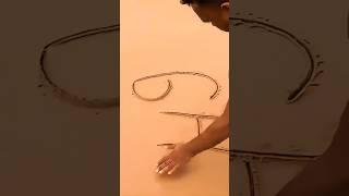  كتب حروف على الرمل… فظهرت رسمة فيل مذهلة!