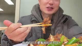 新疆大盘鸡藏在老小区院子，108元一大盘肉真多，空姐扎堆吃饭 乌市机场附近新疆大盘鸡，藏在机场生活区来吃饭的几乎都是小区居民和空姐空少，因真材实料而被广为人知。#乌鲁木齐大盘鸡 #新疆大盘鸡 #新疆美