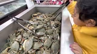 Krystal shopping with live crab at Korean Grocery( USA-H-mart)