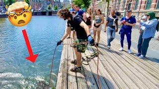 Una Increíble pesca magnética en Amsterdam (no creerás lo que la gente pierde)