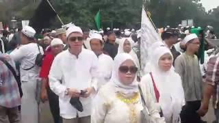 Protesters in Istiqlal Mosque compound walking towards the building for Friday prayers