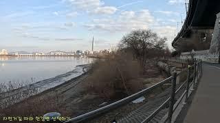 자전거길을 따라 아름다운 한강변 산책하기. Walking along the bike path along the beautiful Han River.