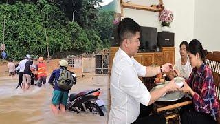 Kind engineer and mother cook, take care of single mother, help people travel through flood safely