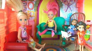 Polly Pocket Arkadaşıyla Oynamayıp Tabletle Vakit Geçiriyor