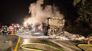 Reisebus steht nach technischem Defekt im Vollbrand auf der Autobahn