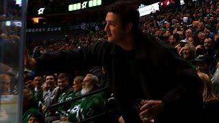 Stars fan face plants into glass while staggering to retrieve puck