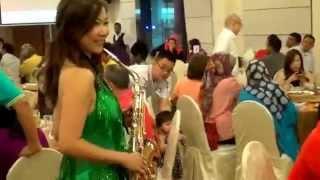 AMANDA SAX & KG - KGNS Dinner Show - Saxophone Walk