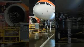 easyJet engine fans free spinning at Manchester Airport