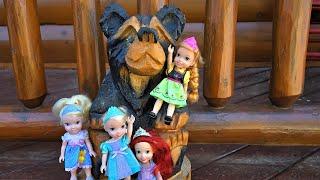 Playing at the cabin ! Elsa & Anna toddlers - 5 Surprise Zuru toys - Tic-tac-toe