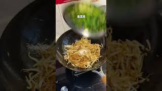 谁懂啊 豆芽肉丝炒粉条 卷个煎饼得有多香！#我的厨房日记 #豆芽炒肉 #妈呀太香了