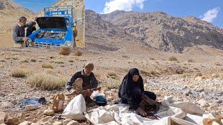 Iran nomadic life: Jahangir and Maryam's trip to the mountains to pick mountain fruits