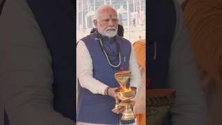 PM Modi performs darshan and pooja at Sangam Ghat & Hanuman Mandir in Prayagraj | #shorts