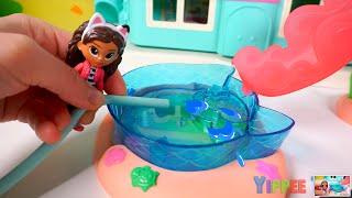 Peppa Pig’s Pool Party at Gabby’s Dollhouse! ‍️ | Funny Pretend Play with Toys for Kids