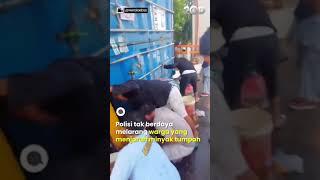 Aksi Warga Berebut Minyak Goreng Tumpah dari Truk yang Terbalik #detikcom #detikupdate