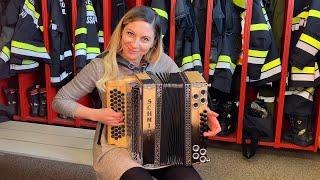 Die lustige CLAUDIA spielt die FEUERWEHR POLKA auf ihrer Steirischen Harmonika!