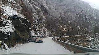 自驾秦岭终南山赏雪，遇到一辆车掉沟里一辆车撞山上，安全很重要