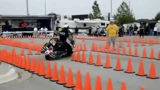 Policial realiza manobras incríveis com moto gigante