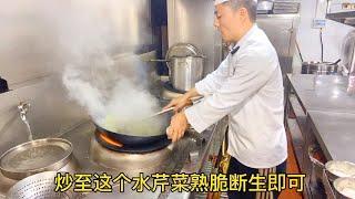 初春必吃水芹菜到底怎么炒？湘菜大厨用20秒爆炒，香辣下饭解馋