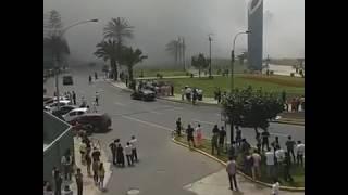 Incendio en Larcomar visto desde un edificio vecino